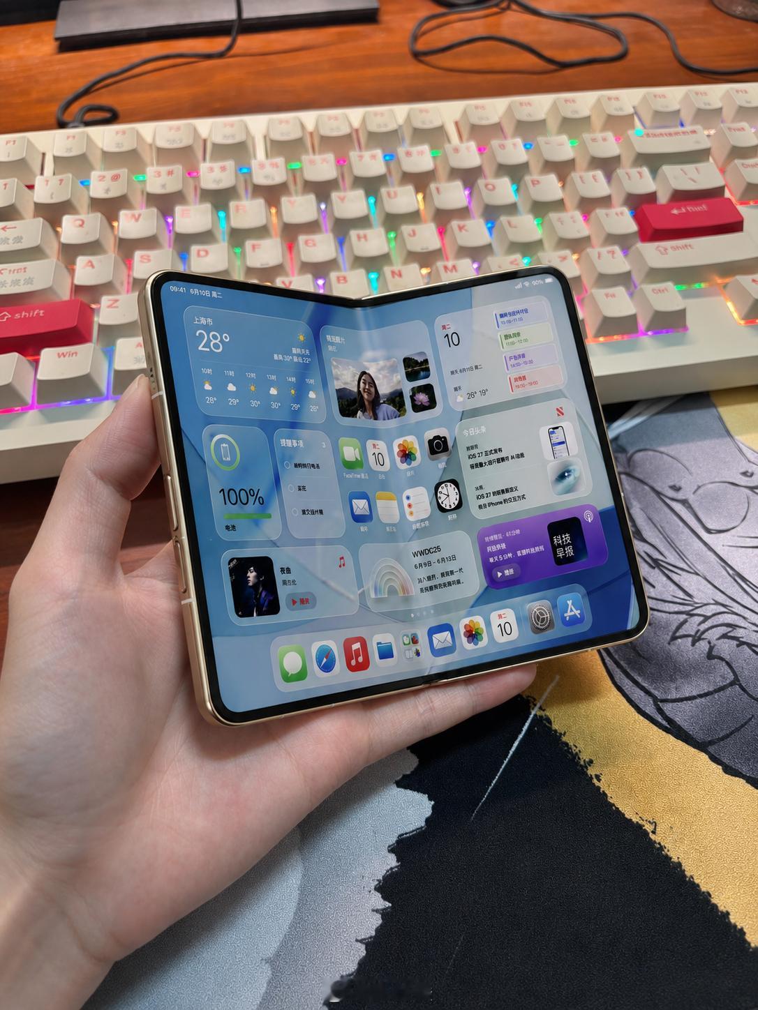 iPhone折叠屏上手我也提前用上了iPhone折叠屏，这不是有手就行嘛 