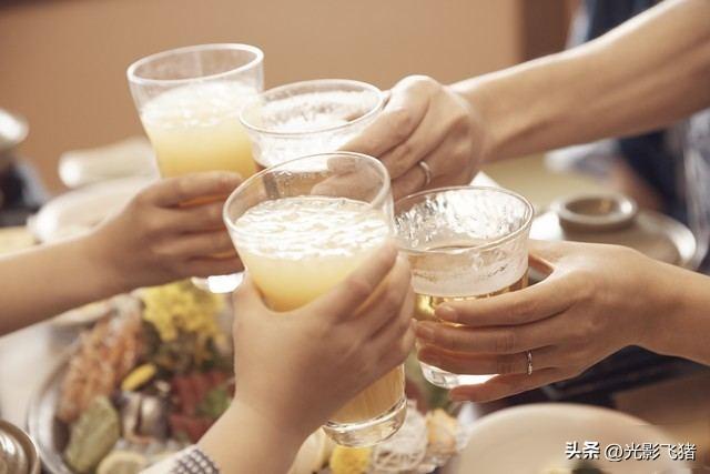 洛阳妻子挺着孕肚打车，丈夫在游戏里“娶了别人”，现实饭局却笑称“大嫂来了”
李晓