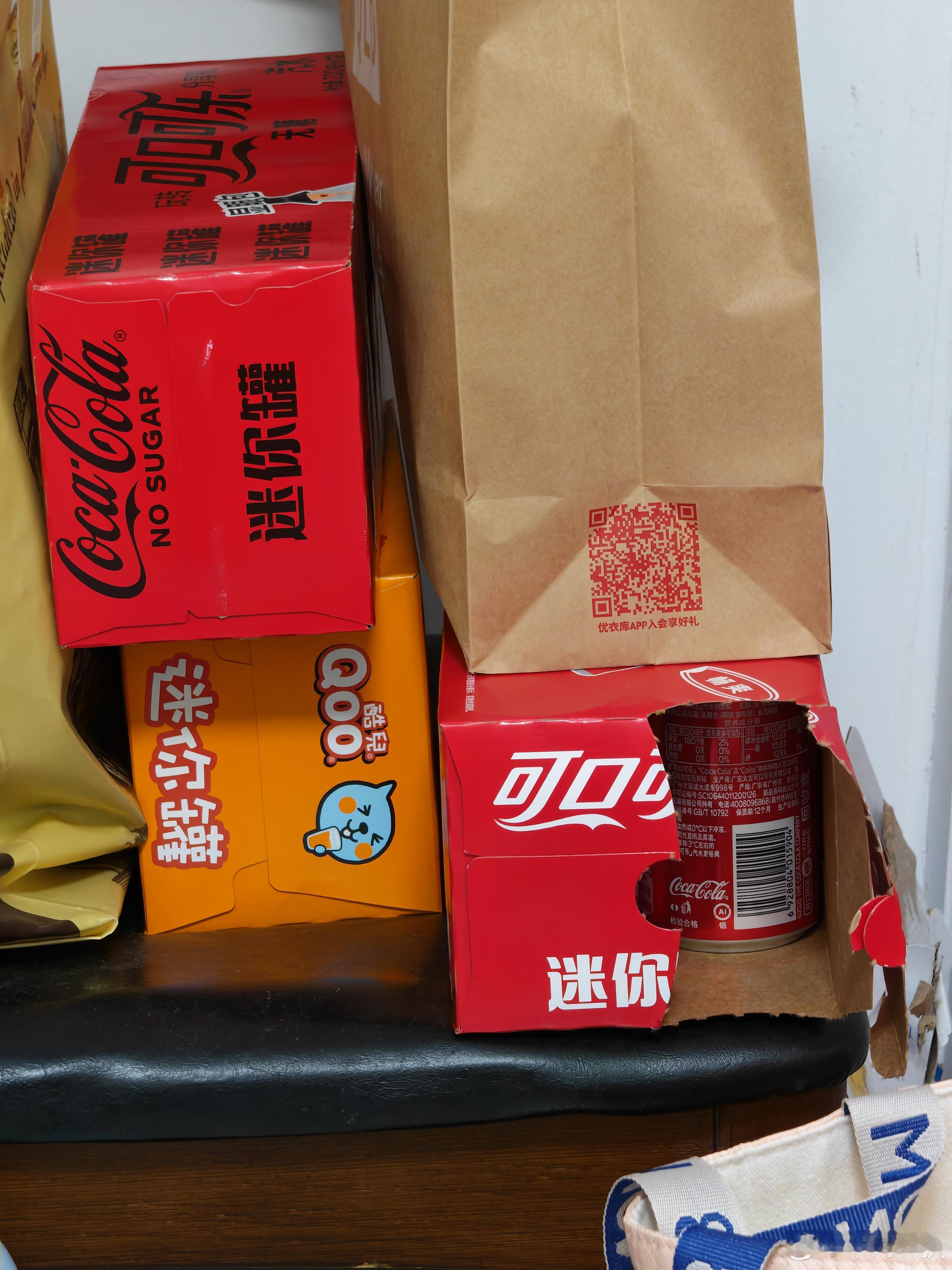 特朗普让可口可乐改配方妈哟，昨晚才买了两提可口可乐，但是蔗糖与高果糖玉米糖浆有什