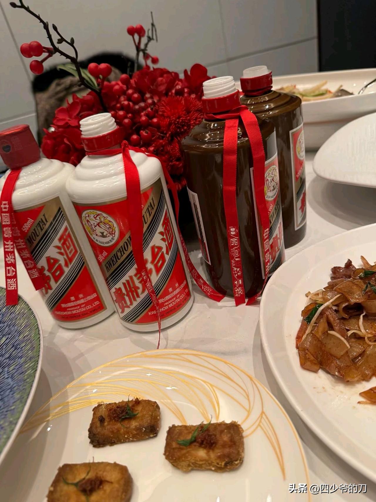 说出来也不怕丢人，四十岁了，从来没有参加过这么高端的酒局。
这两瓶黑色的茅子估计