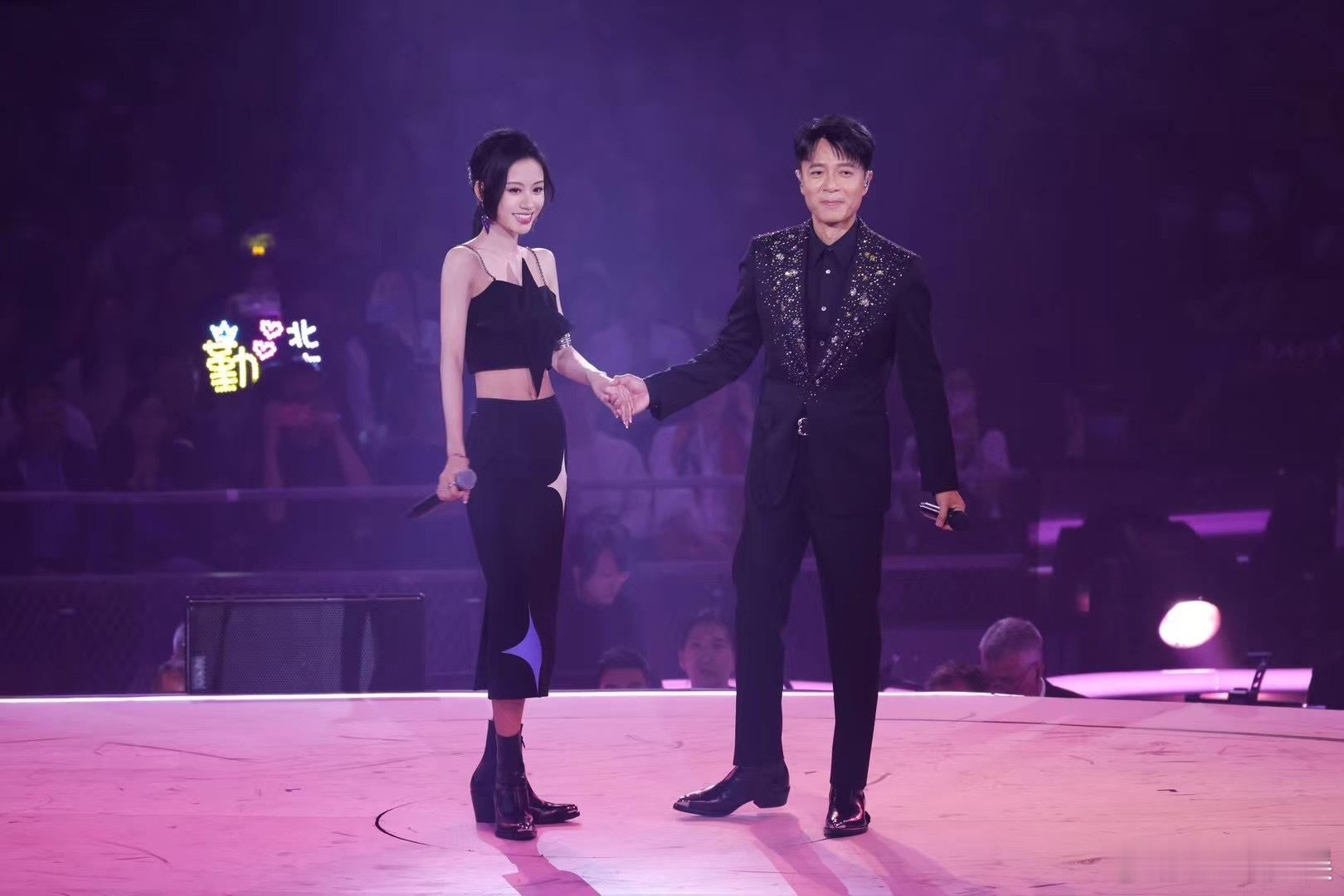 #李克勤为伍珂玥打call#  李克勤为冠军学员伍珂玥站台，足见对她的期望之高。