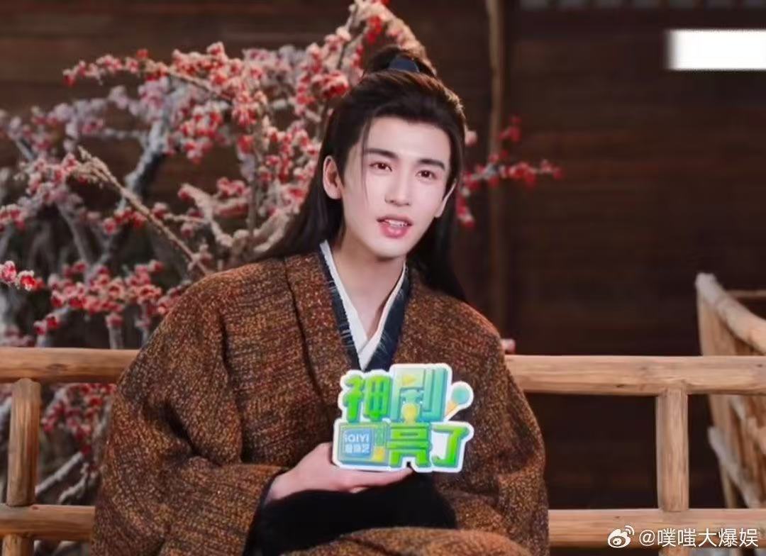 张凌赫心中的谢征进行曲现场演唱谢征进行曲，张凌赫用歌声诠释角色，温柔又有力量 