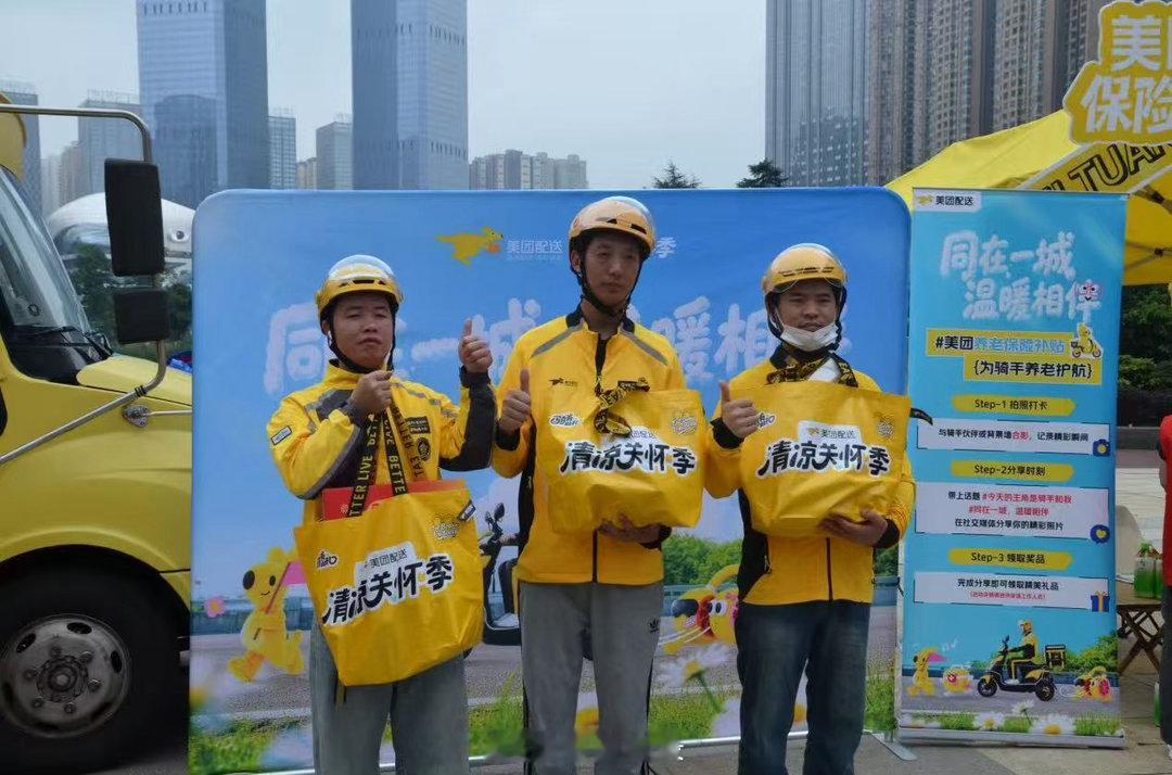 跟着外卖小哥吃遍贵阳地道小吃 外卖小哥天天穿街走巷，哪家好吃他们最清楚。肖艳春说