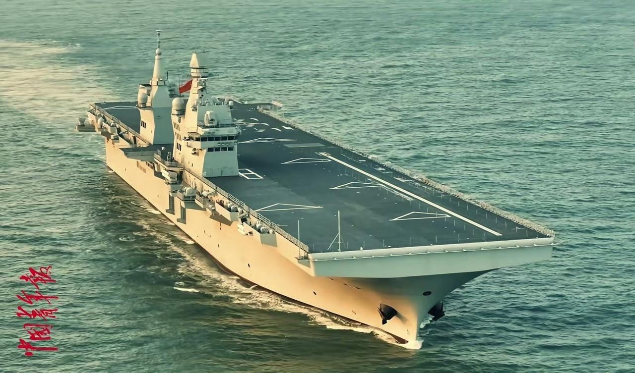 076“国宝”舰试航美图，甲板暂时有点空，期待早日弹射无人机！