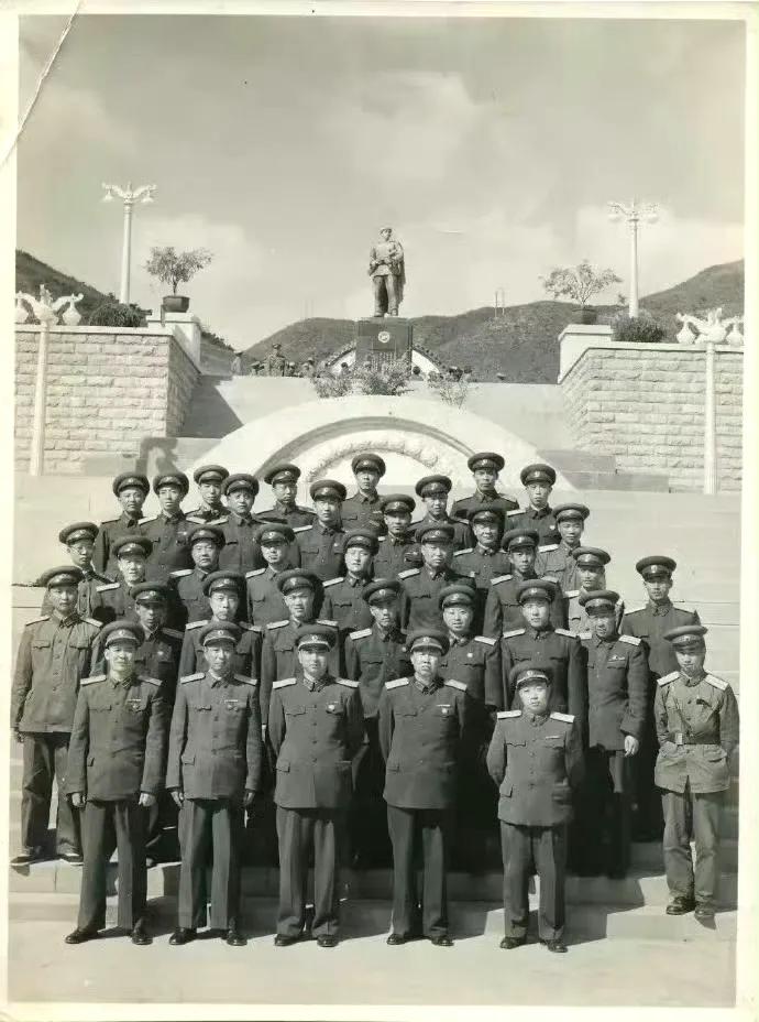 1958年最后一批志愿军归国前，司令部领导和官兵们向牺牲烈士陵园告别…… ​​​