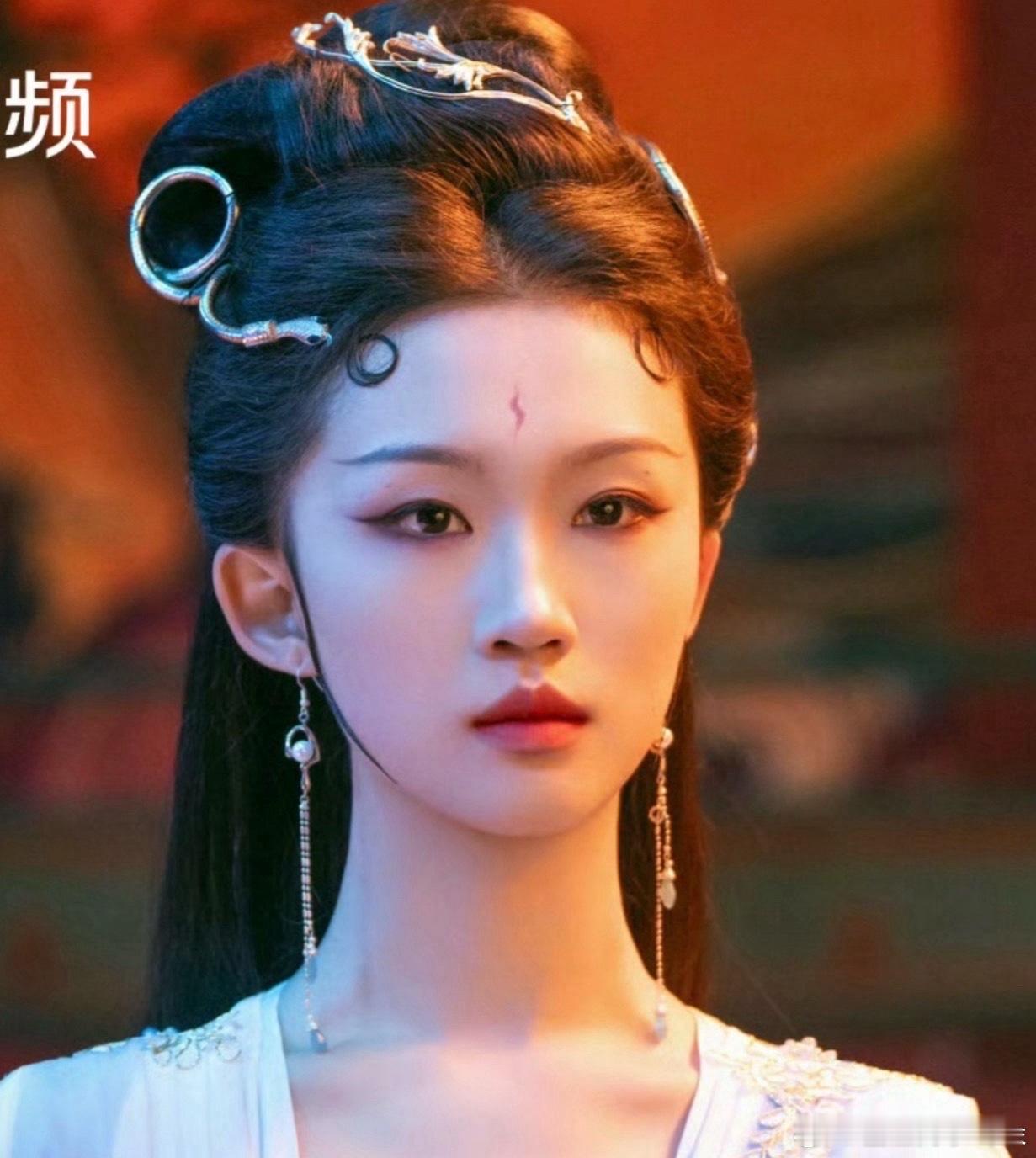 同样的蛇蛇妆造，王楚然这种粗糙的大五官就不如王佳怡这种细细的五官有古韵感。 ​​