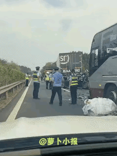 高速公路上，安全问题真是不容忽视！

看这种情况，除非有奇迹发生。

从图片上看