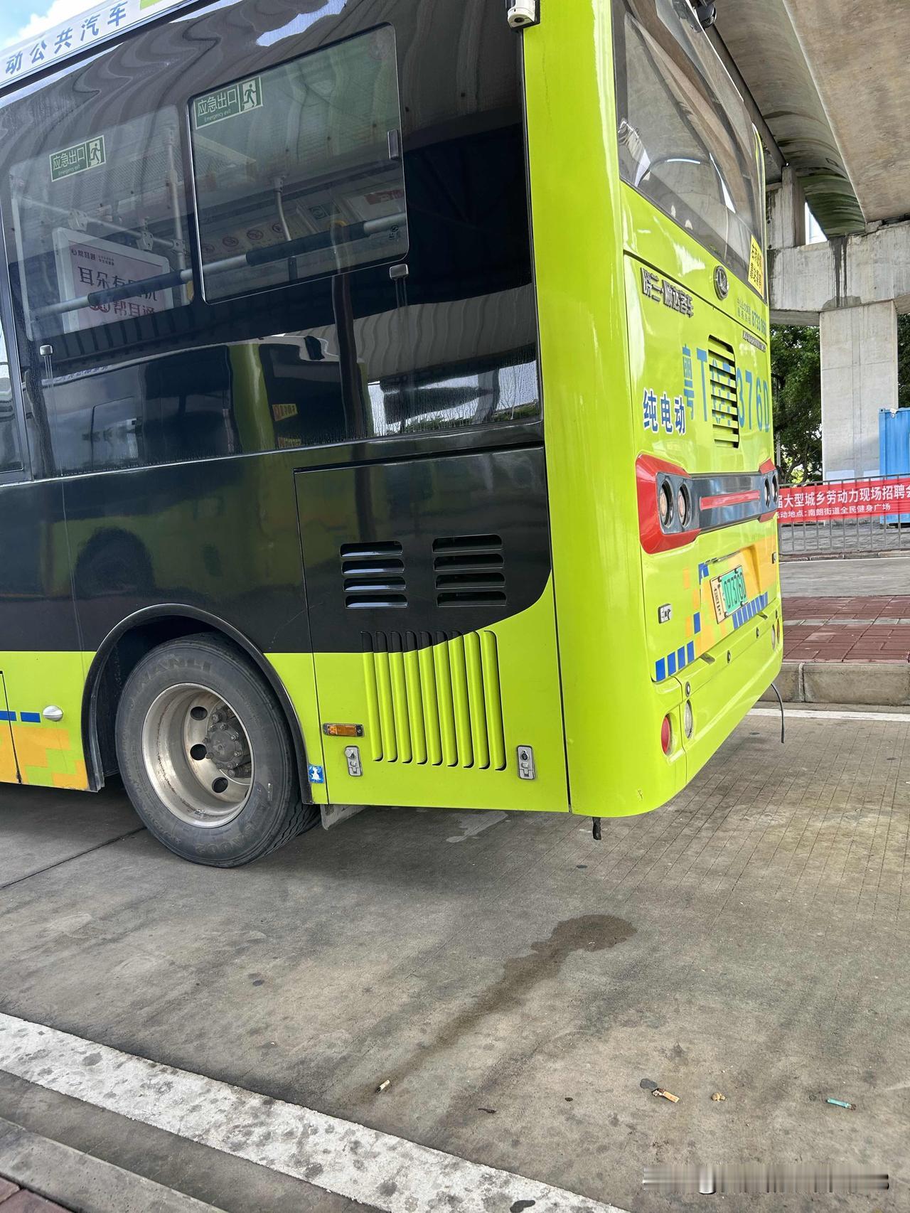 感觉好像好多城市都像养不起公交车了一样。不信你们留意，好多城市的公交车，一趟车与