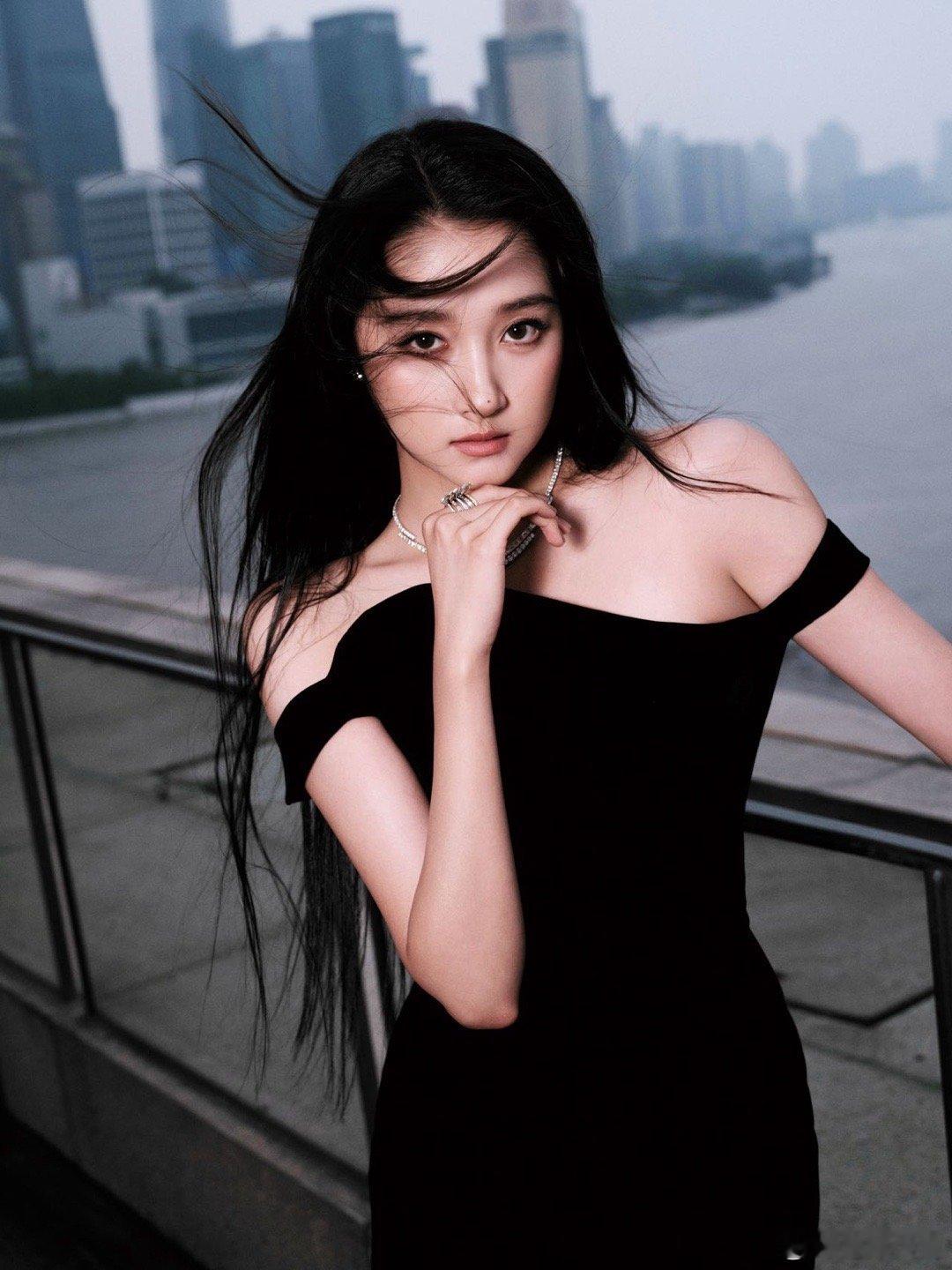 关晓彤黑裙背影 这身材是真实存在的吗？黑裙一穿又薄又颀长，肩颈线优越，腰臀比绝了