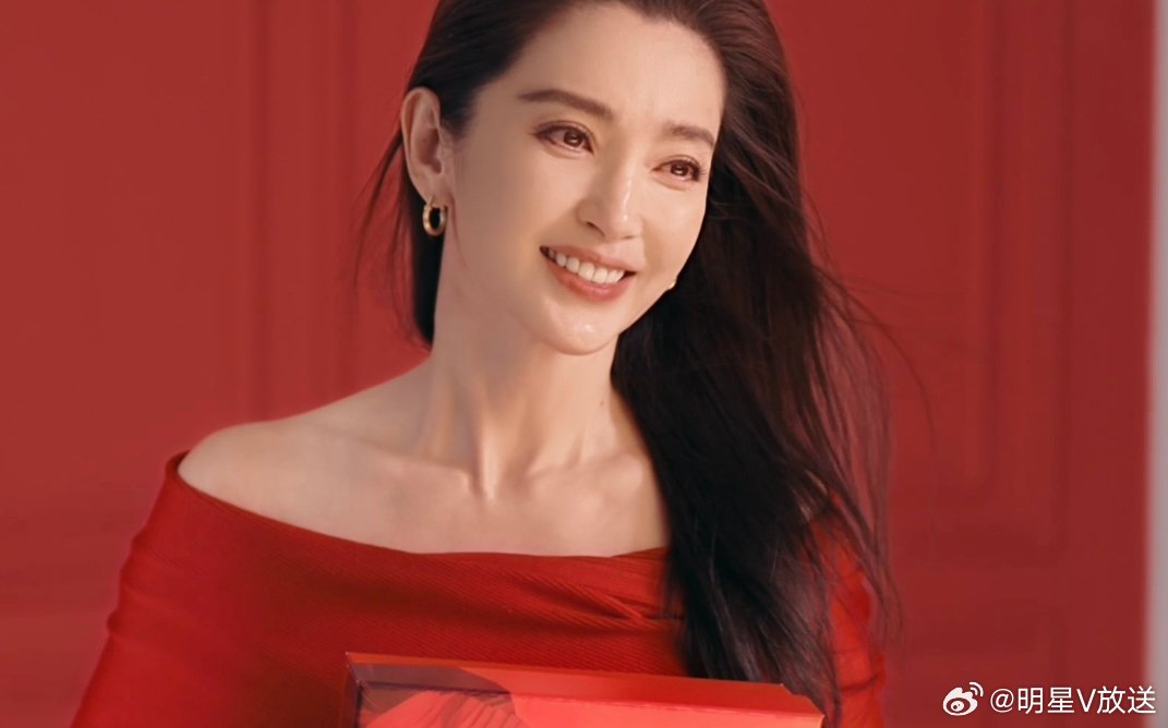 李冰冰回家 好久不见的白衣飒沓而来，或黑衣静敛光芒，眉目间是从容笃定。“想做任何