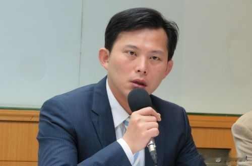 刚刚，黄国昌猛批“监察院”已沦为“废物院”，替民进党“做下流事”；会建议民众党团