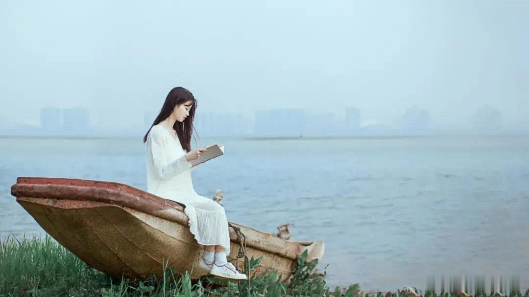 长日书·默斋主人原创自由诗寻常日子，是烟火垂落成丝络，是瓷碗底，敛住一汪温润乳白
