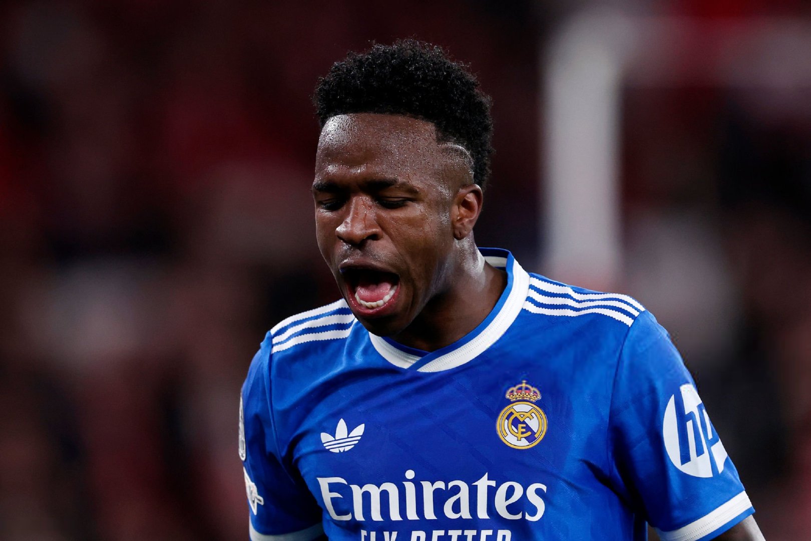 【半场】本菲卡0-1皇家马德里威尼修斯的进球帮助皇马首回合获胜，穆里尼奥在抗议裁