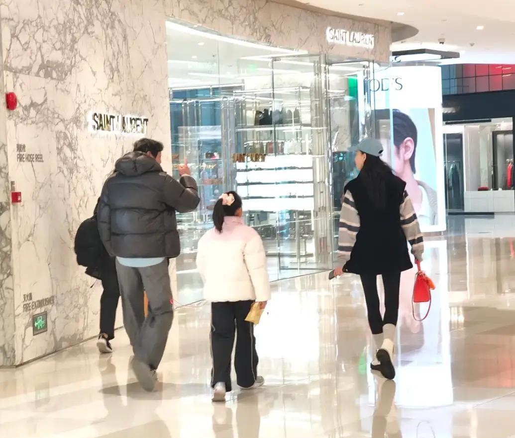 56岁范志毅陪妻女逛街，小17岁老婆好瘦，一双腿比9岁女儿还细 