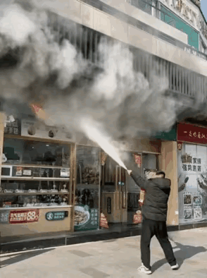 这面国旗，他真的配得上！江苏镇江一男子饭店吃饭时闻到浓烟，抬头就见隔壁店铺火光冲