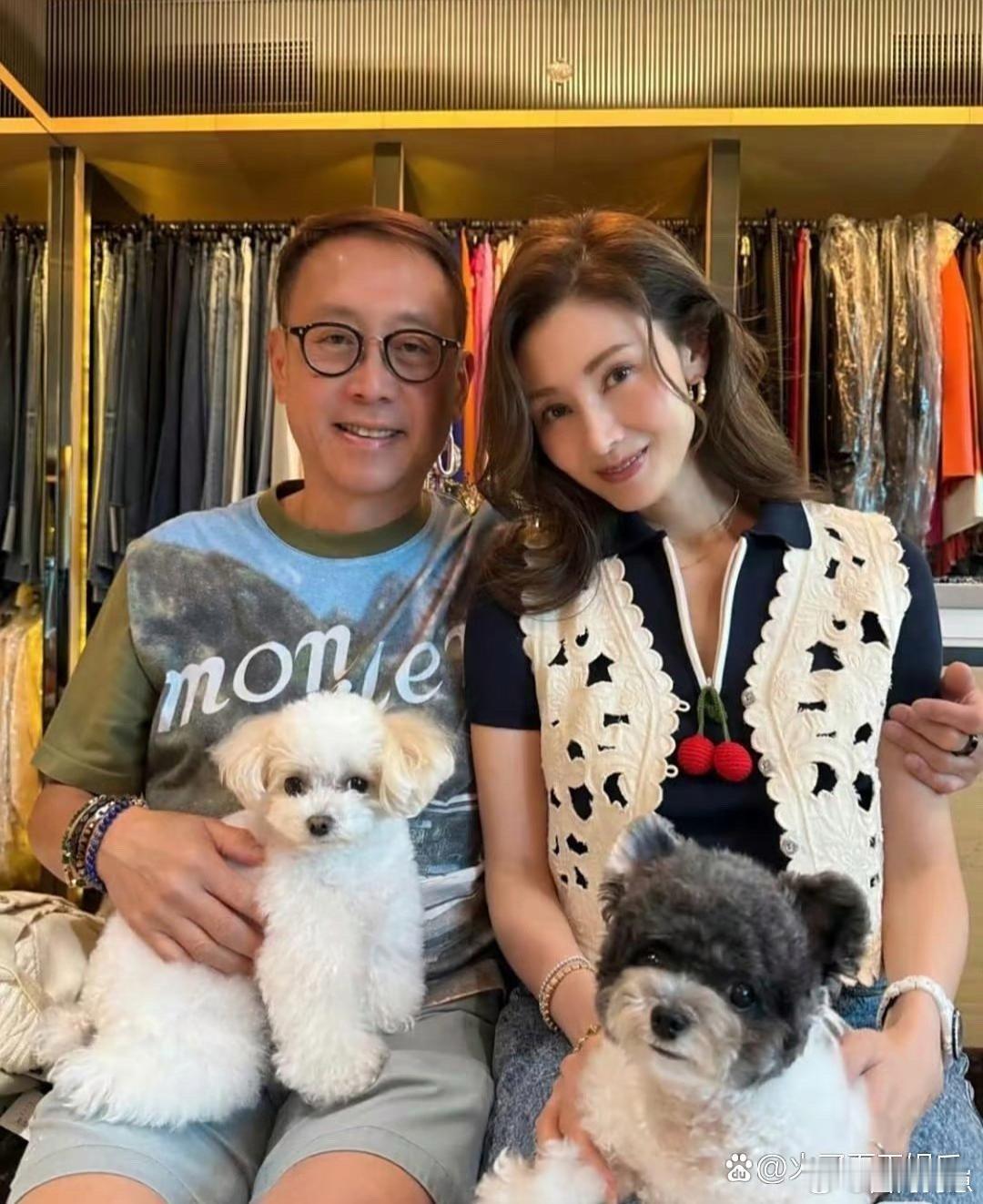 李嘉欣晒与老公合影，嚣张一辈子，颜值依旧在线，还是这么美。 ​​​