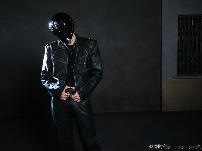 刘耀文留下一条线索 、刘耀文铆钉皮衣look锋芒毕露的铆钉皮衣，搭配充满悬念的线