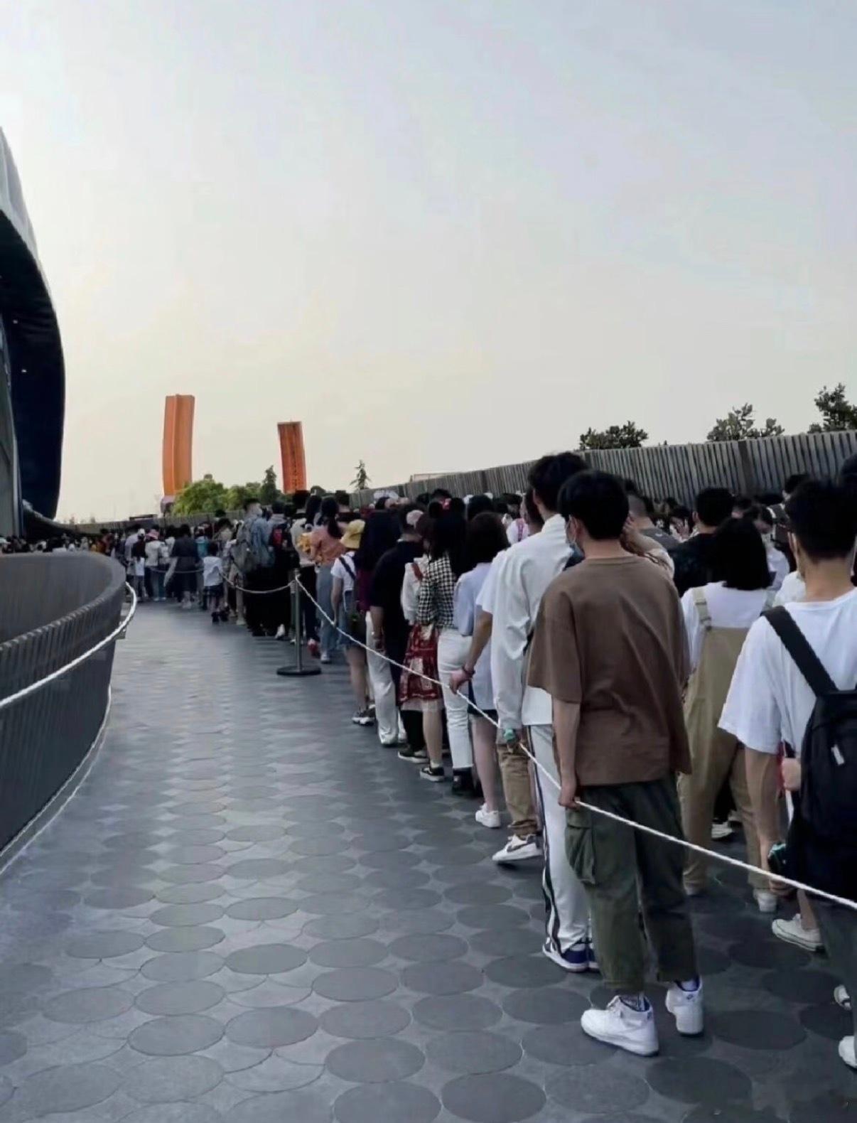 迪士尼优速通没办法，去玩的人太多了，时间成本也是成本