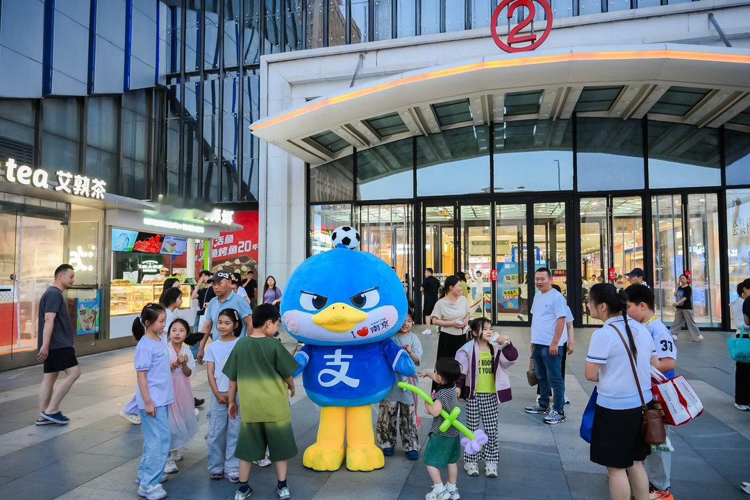 江苏十三城球迷花式应援夯爆了给江苏球迷们提个醒，来万达看苏超应援别忘用支付宝碰一