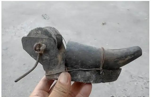 古董老物件，见证岁月痕迹。大家仔细看看这个神秘的老物件，是干什么用的？问了100
