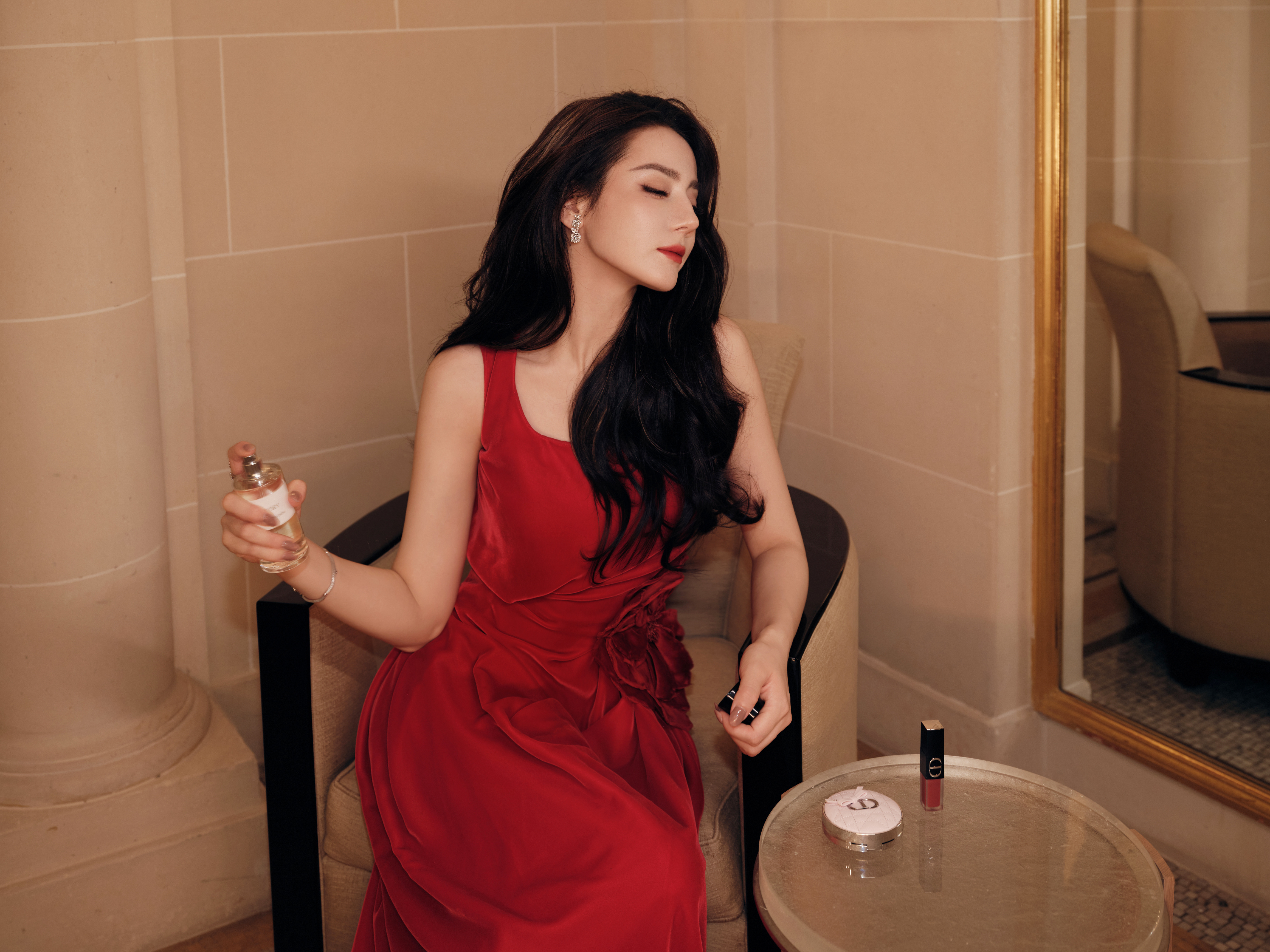 迪丽热巴 明艳美人时装周巴黎时装周 没有对手的美丽 ！大秀还没开始 ？其实已经结
