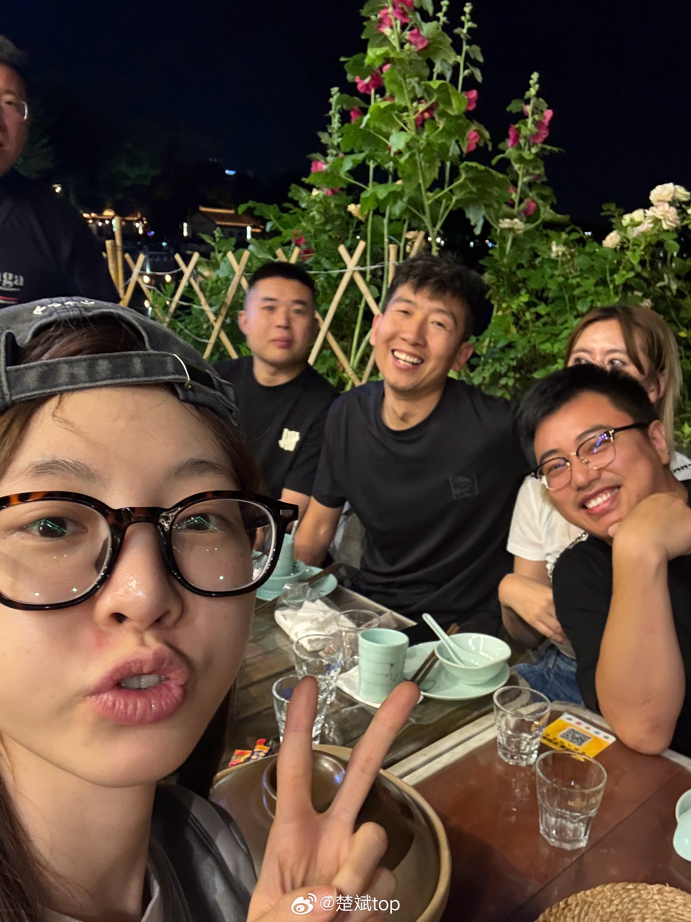 带兄弟们和女粉丝出来吃宵夜了，你两千多万粉丝也不知道给自己P个图的么？但说实话，