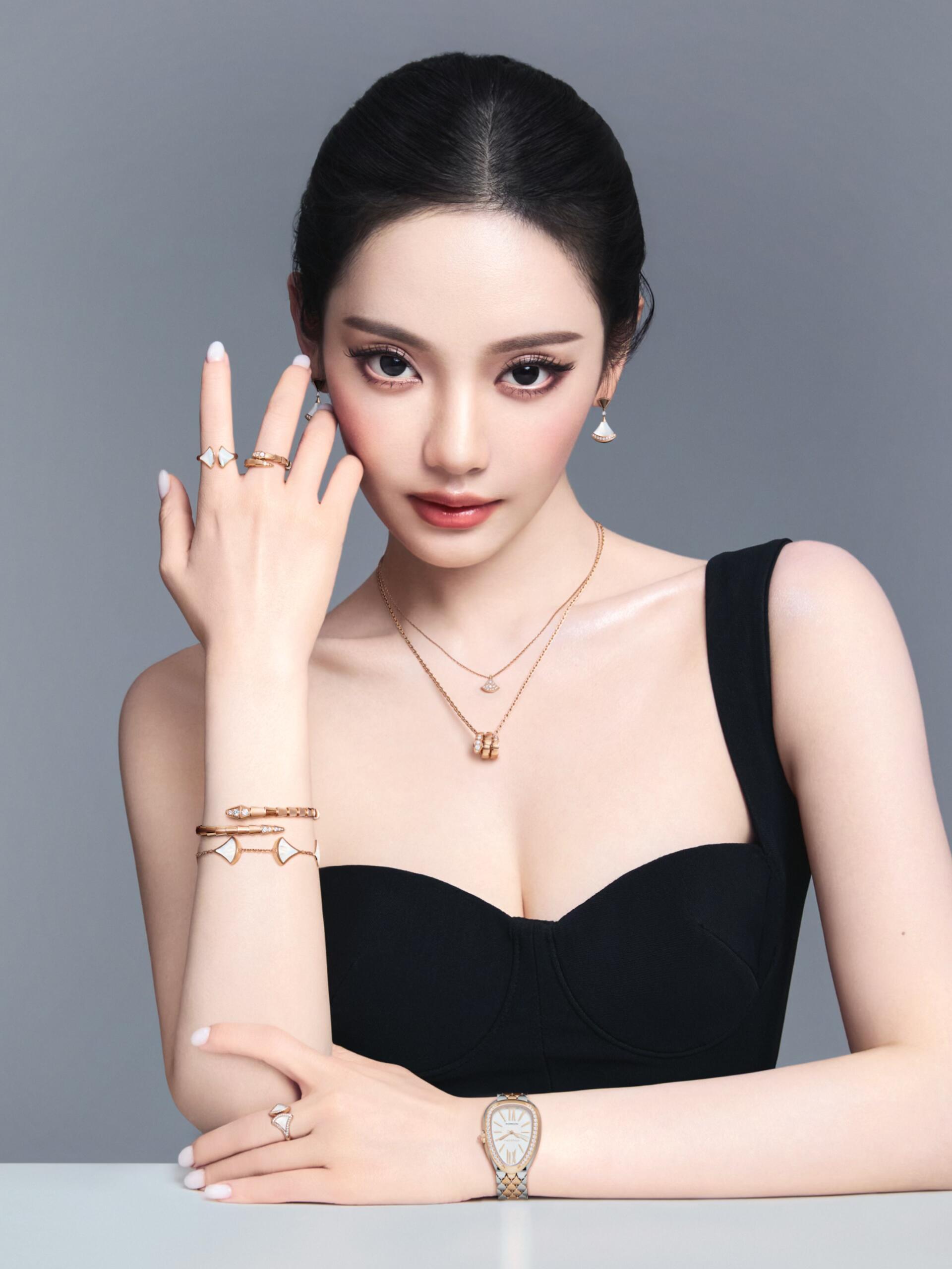 宁艺卓宝格丽品牌大使宁艺卓正式加入宝格丽大家庭，出任品牌大使！在官宣海报中，她以