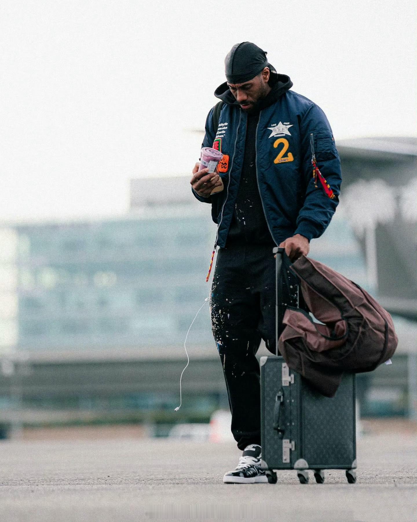 小卡手里拿的是超大杯星巴克吗？出发纽约，明天客场挑战尼克斯！