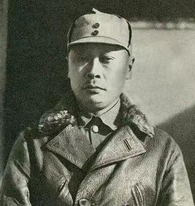 1938年，新四军司令陈毅去买烟，结账的时候，他轻瞄一眼卖货老头的手腕，脸色惨白