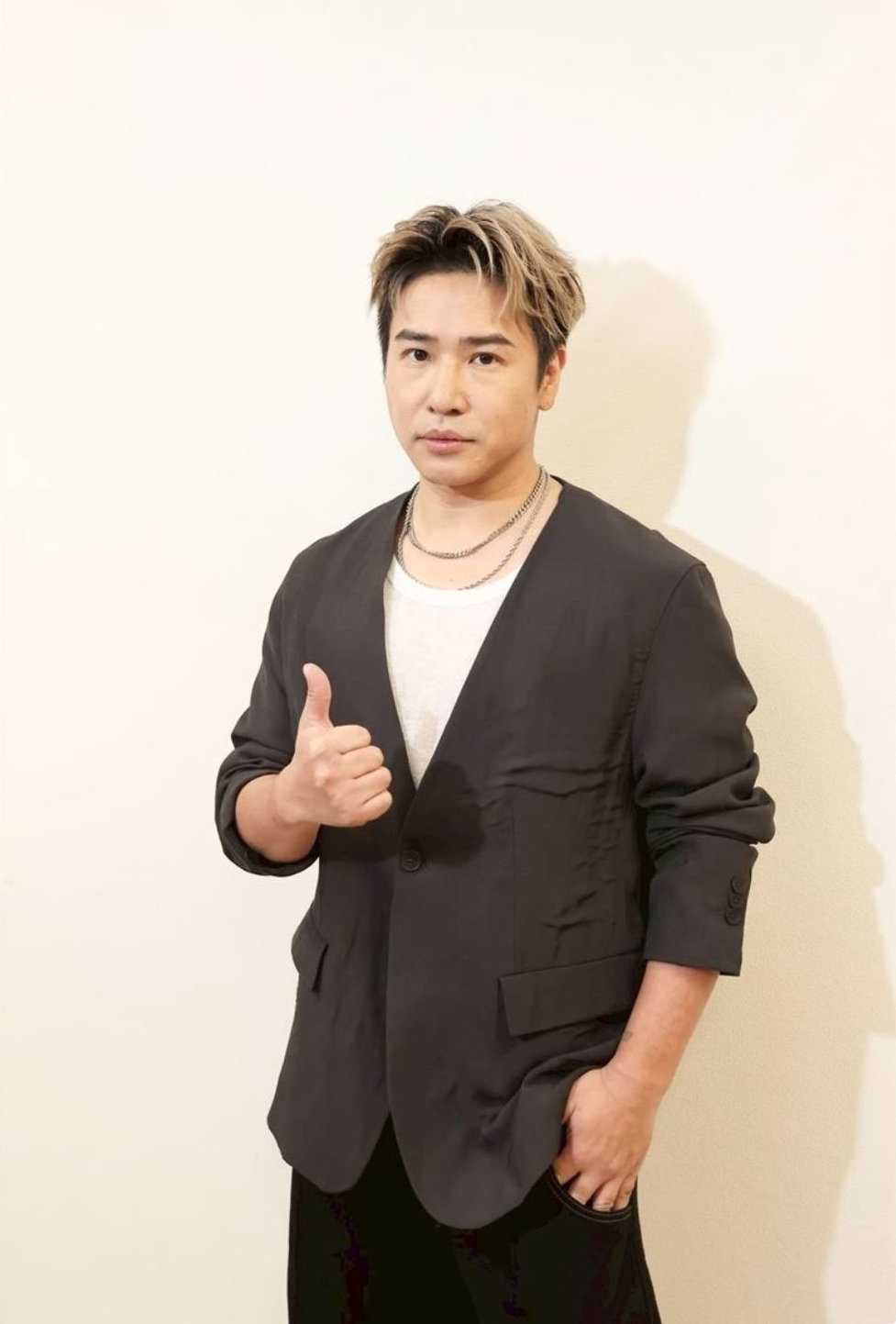 46岁欧弟宣布全家移居日本冲绳，老婆及仨女儿已赴日生活，将豪掷百万买房 