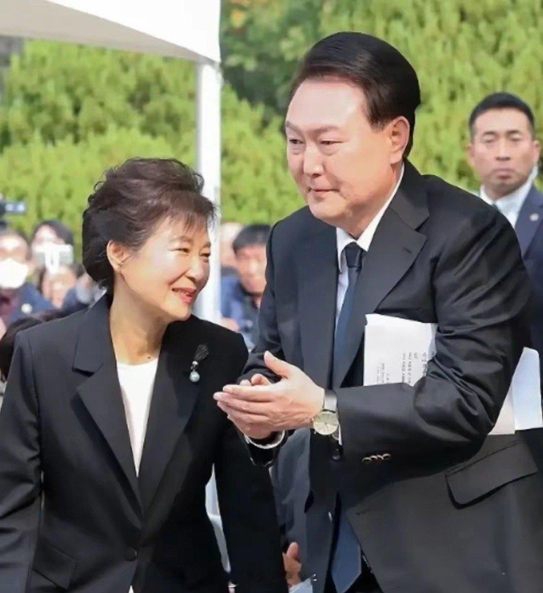 朴谨惠：我当过韩国总统伊锡悦：我也是朴谨惠：我被弹劾过伊锡悦：我也是朴谨惠：我为