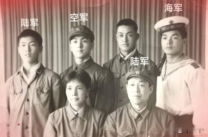 那张黑白照片里，我穿着肥大的军装站得笔直，身后是父母和弟妹。那年我18岁，刚下乡
