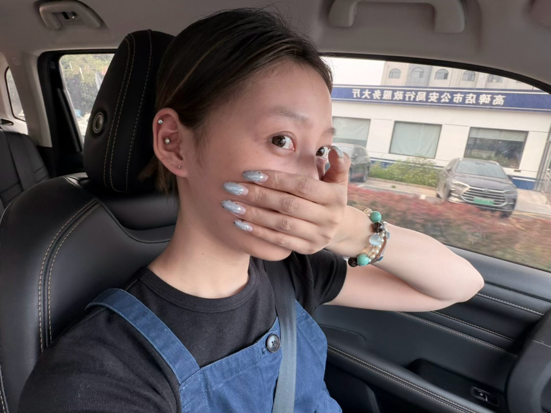 你们有人带过前戴螺旋式耳钉吗 我好不容易喷好了头发……结果耳钉摘不下来了……我再