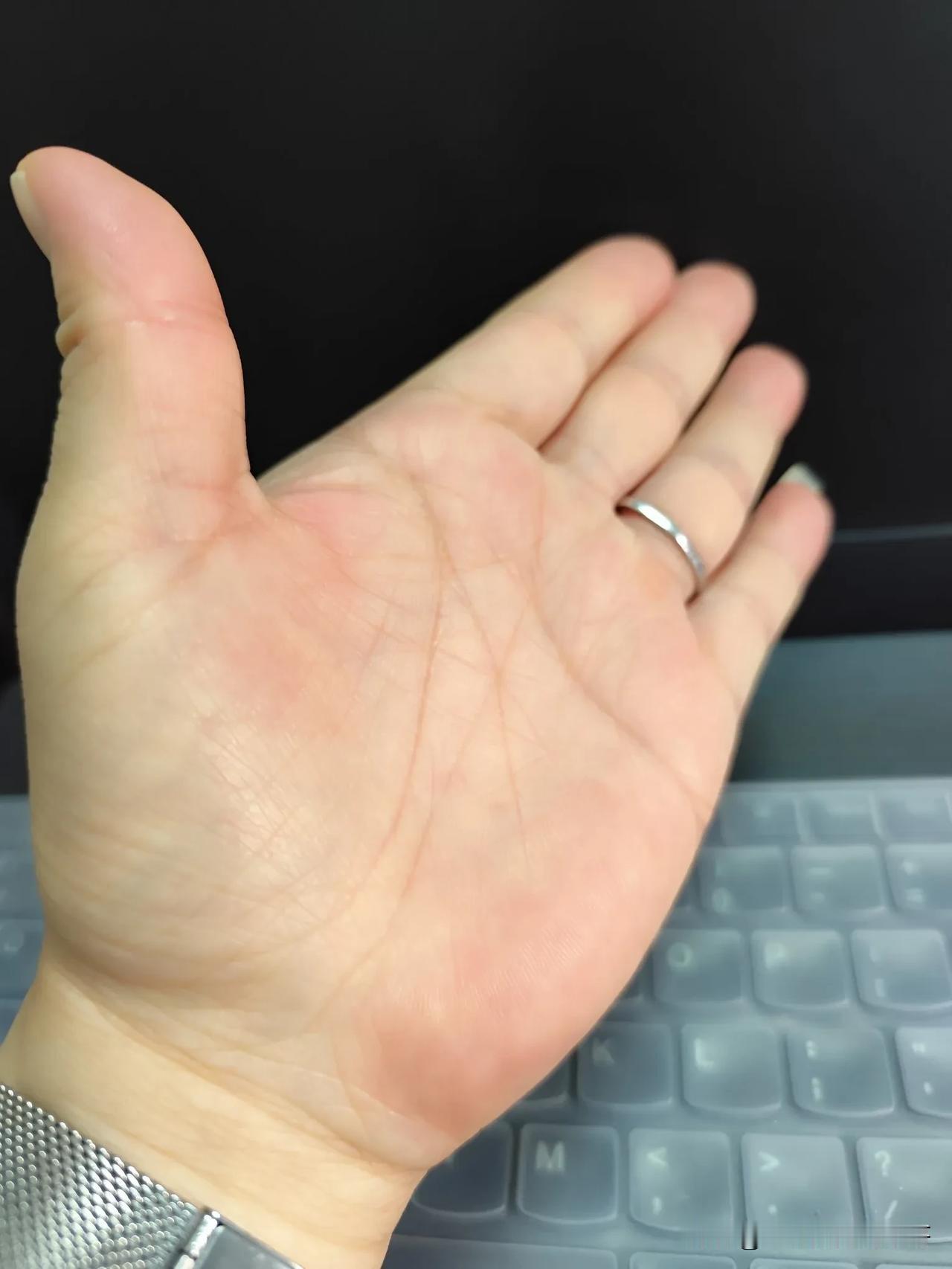一位大师今天帮我看了下手相和面相，说我不需要为任何事情操心！我知道，安慰我！
 