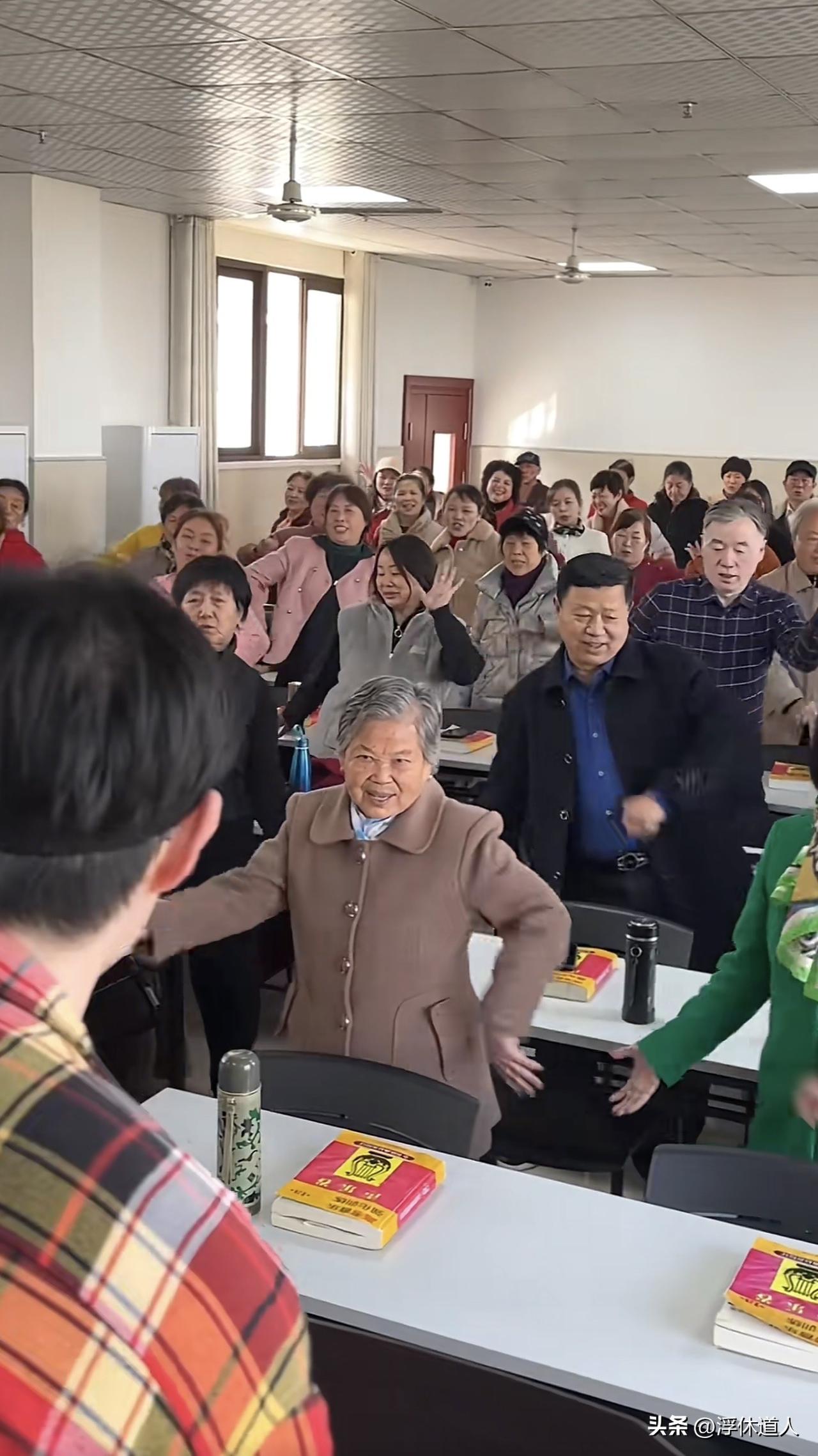 新思维：老年大学，一场关于生命尊严的“反向觉醒”

在这个步履匆匆的时代，当我们