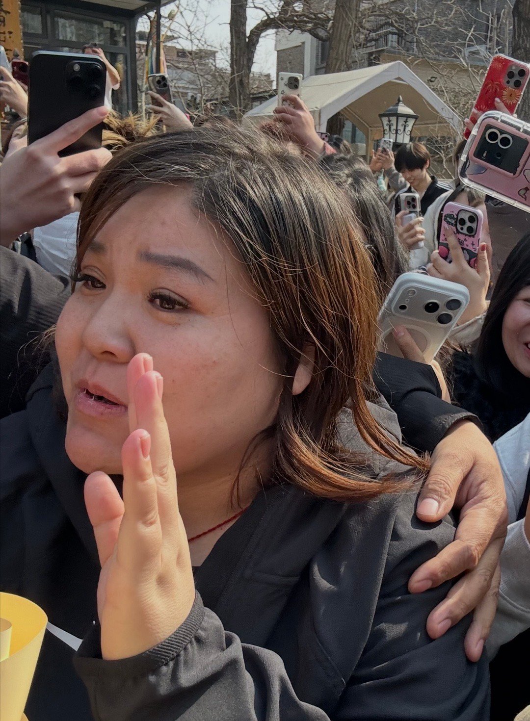 郭子天津开分店，路人这张抓拍简直大牌疯，非常有故事感，真顶流 