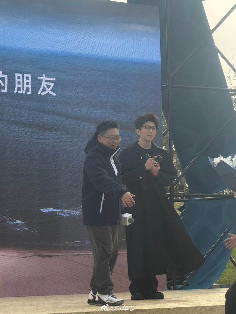 个子高，穿大衣真的好看，帅飞了！在现场的神行者车主们都幸福了，你们的偶像毛不易[