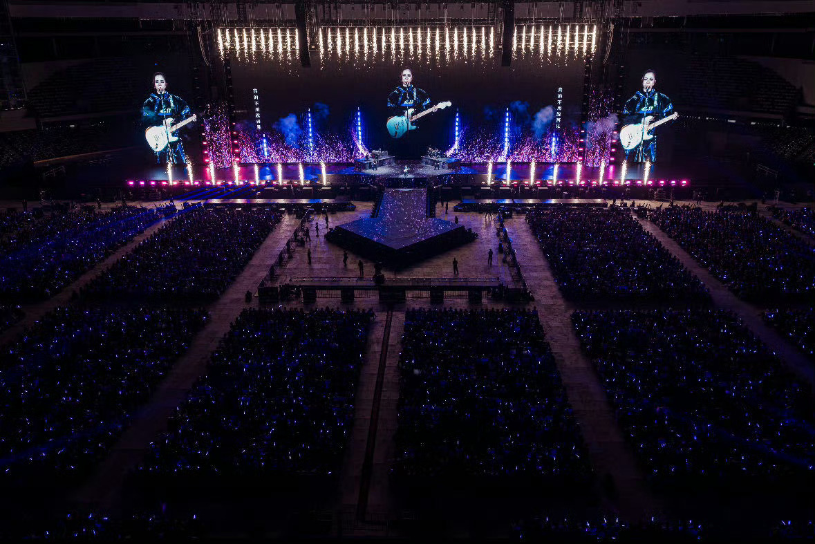 邓紫棋四天十五万人点亮大巨蛋传奇永不落幕！大巨蛋15万星光只是新起点，邓紫棋将继