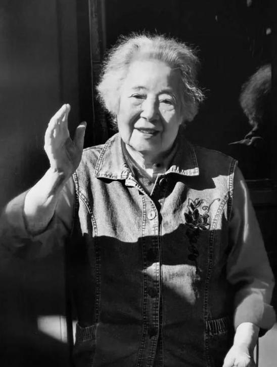 2023年12月12日，一位104岁的老人在北京安详离世，新闻发出后，人们在悼念