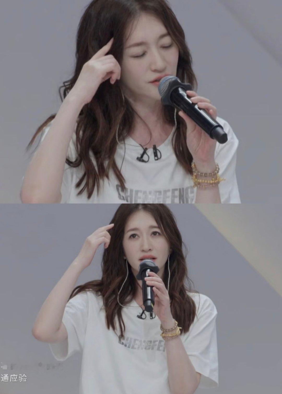 李小冉天赋全点脸蛋听完李小冉唱歌明白了什么叫天赋全点脸。姐姐主打一个“我敢唱，你