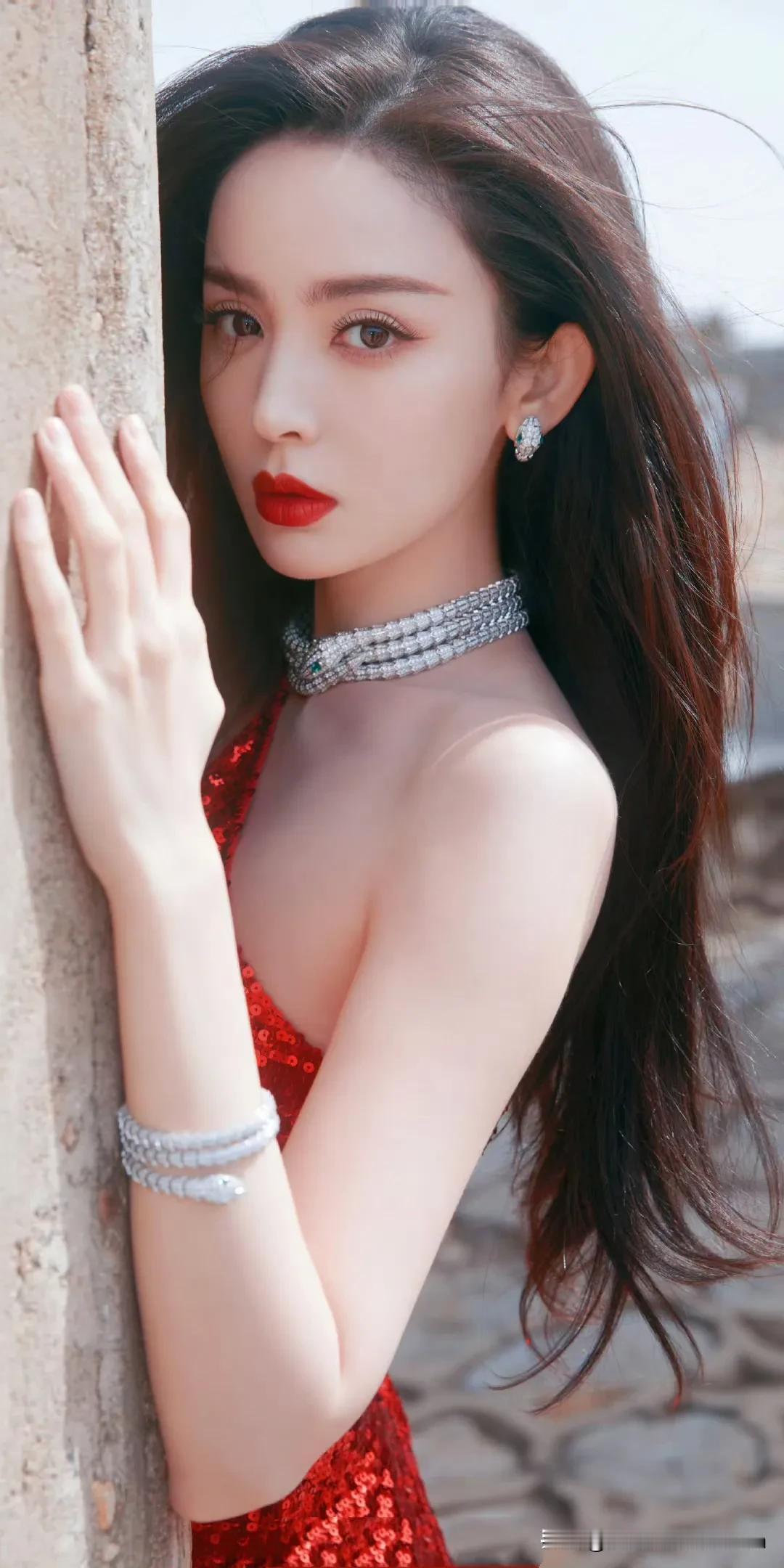 娜扎优雅红唇，闪耀珠宝配饰，尽显高贵气质！💋💎✨