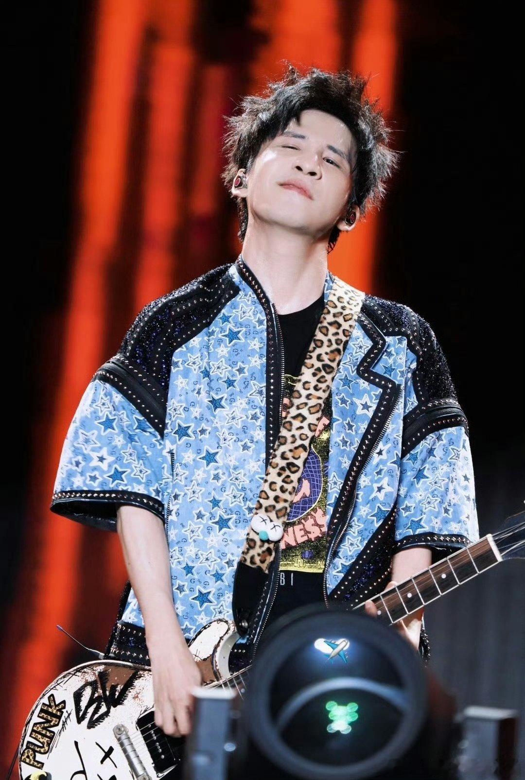 大张伟的兵毕业不蹦洋迪 B站永远22毕业歌会 歌会现场火力全开，大张伟唱响欢乐乐