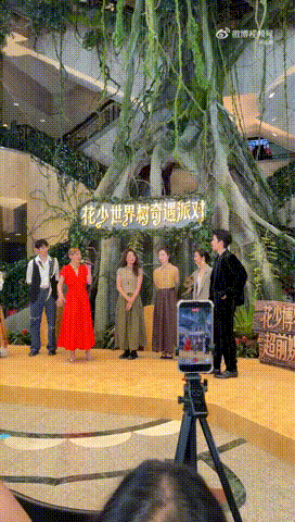 吴君如左手邓为右手王星越花儿与少年羡慕吴君如的一天，同时拥有邓为温柔陪伴和王星越