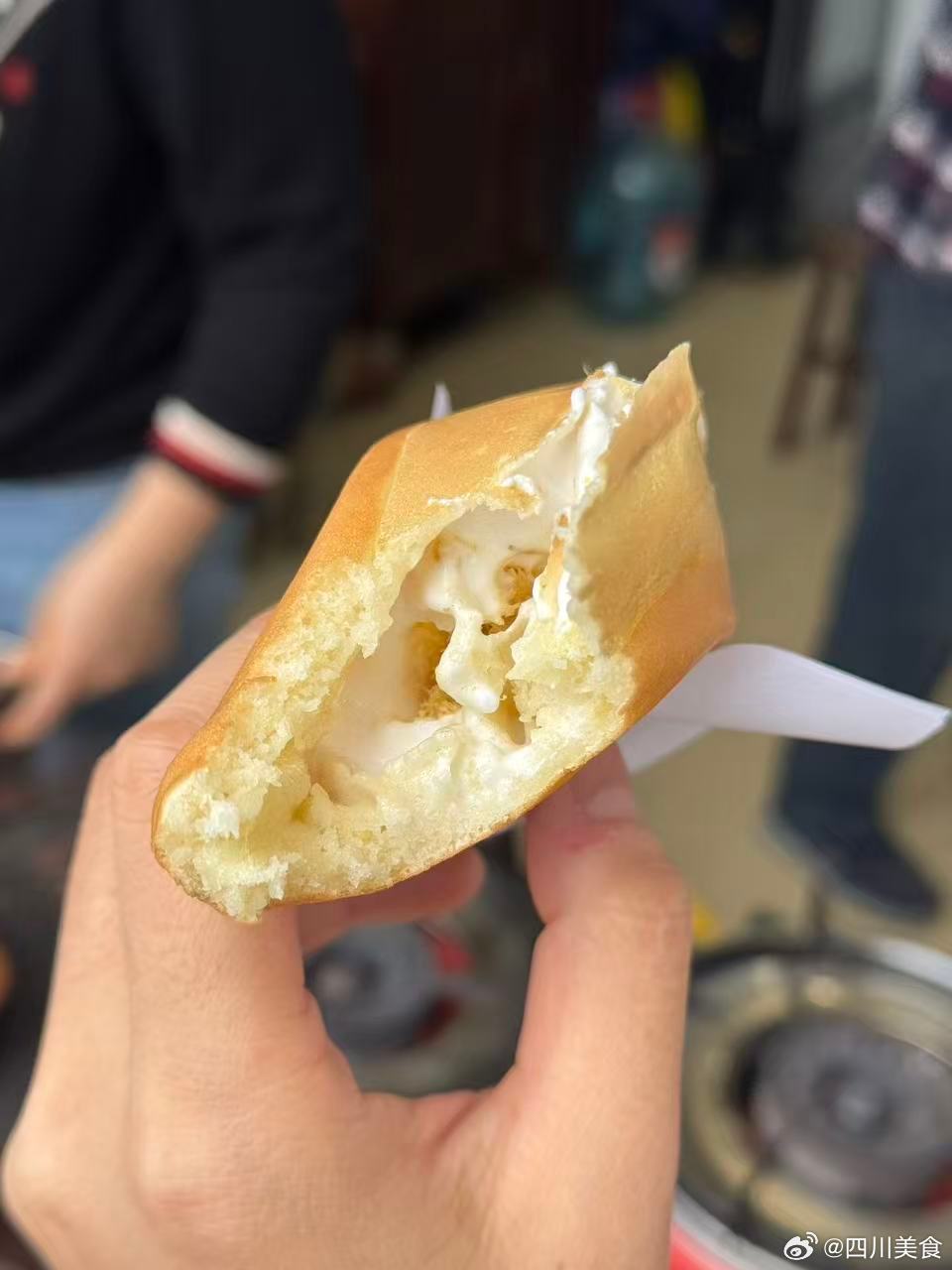 昨天在都江堰吃了个6元的蛋烘糕，是小伙伴专门带过去说开了很多年的一家，到了一看涨