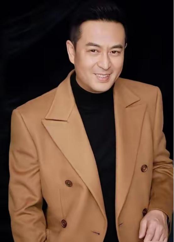 一张10万支票改变命运！1995年孙浩随手帮了张嘉益一把，20年后张嘉益用合同兑