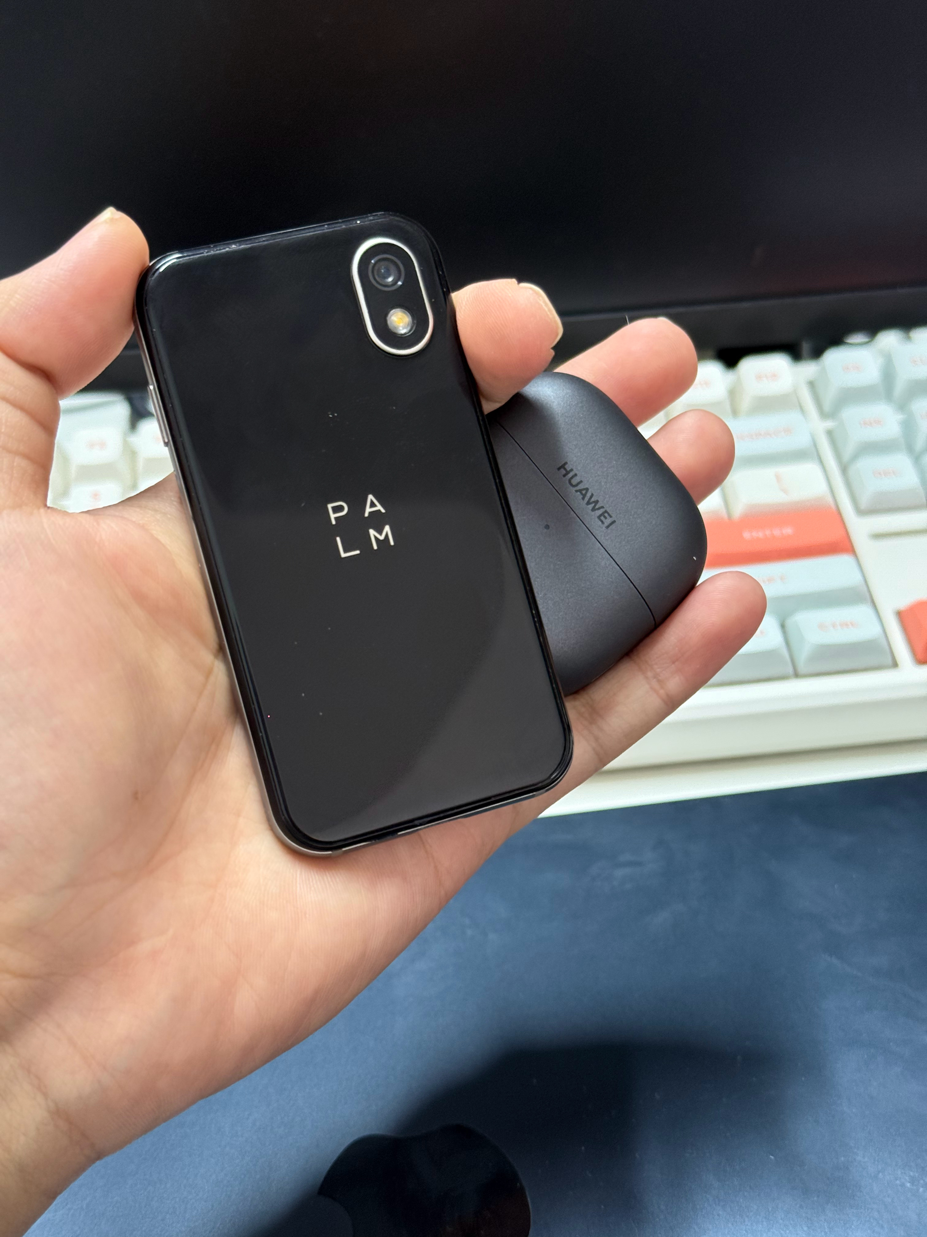 手机这玩意也不能太 mini，太小玩手机都容易误触看起来眼睛累，当年 PALM 