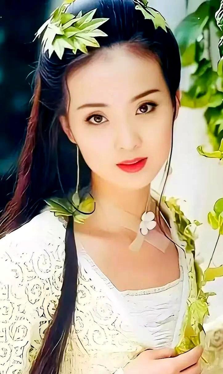 豪门太太开直播卖货，镜头前挤出笑容，屏幕后全是账单。
王艳早年一步踏进富贵门，大
