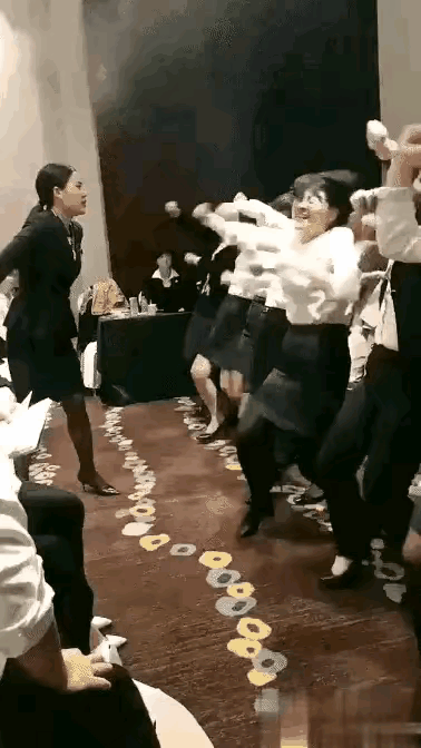 很多人一看到这样的画面就嗤之以鼻！殊不知，这恰是通往财富的必经之路：先把面子丢地