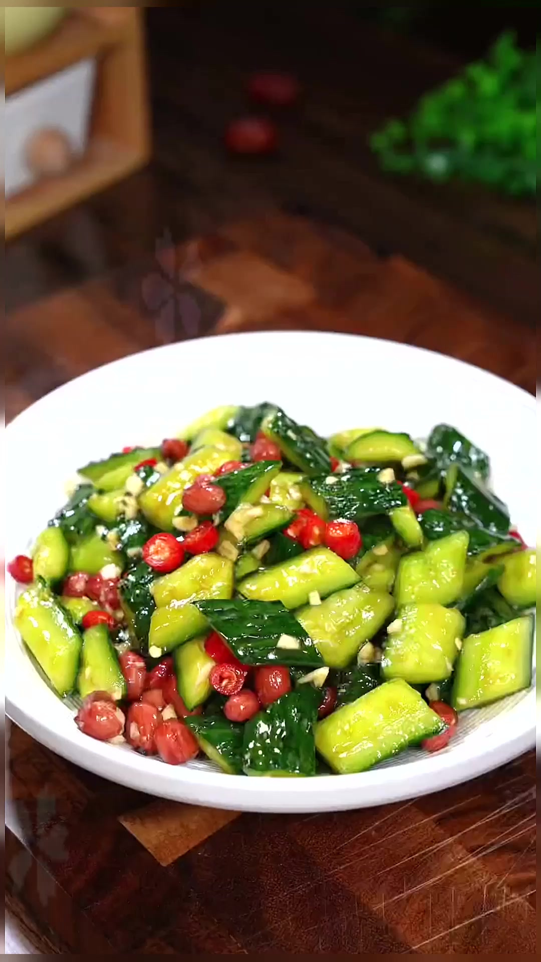 谢霆锋认为糖拌西红柿不能拿来比赛我觉得也是，美食比赛还是要比个手艺和口味。如果糖