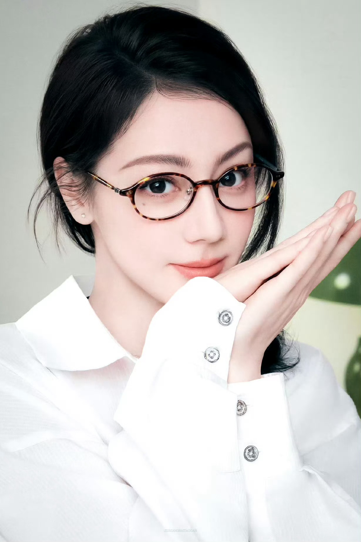 迪丽热巴路虎卫士全驭代言人迪丽热巴 dlrb 热巴开卫士 dlrb 迪丽热巴卫蓝